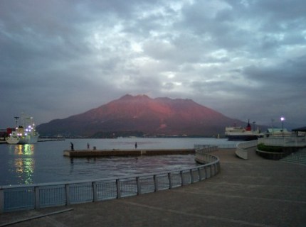 赤く燃える桜島山