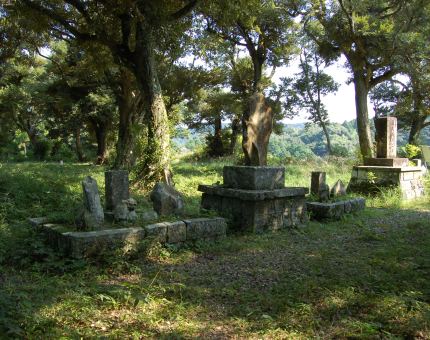 島津家中興の祖・島津忠良の誕生碑と誕生石。