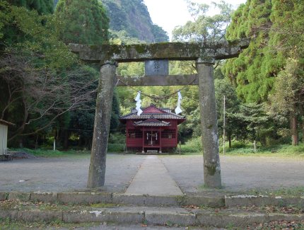 義弘の初陣にあたって父・貴久が戦勝を祈願した岩剣神社。