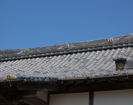 島津家歴代当主の崇敬を受けてきた妙円寺の屋根にある幾つもの「島津丸十字紋」