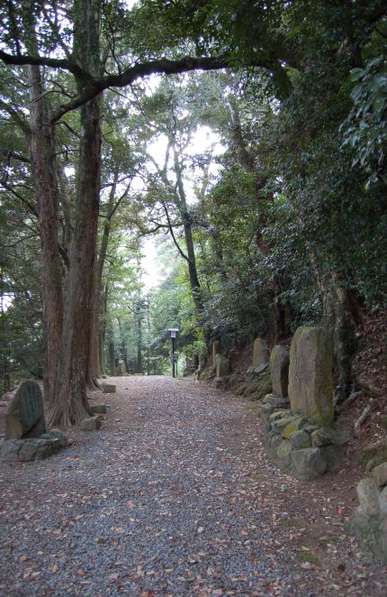 いろは歌歌碑がずらりと並ぶ様は圧巻。