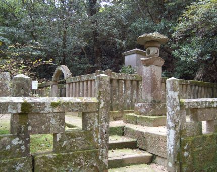 竹田神社にある島津忠良（日新公）の墓全景。