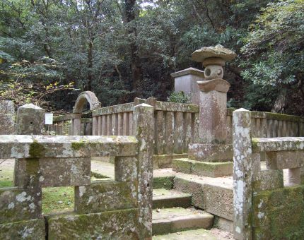 竹田神社にある島津忠良(日新公)の墓全景。
